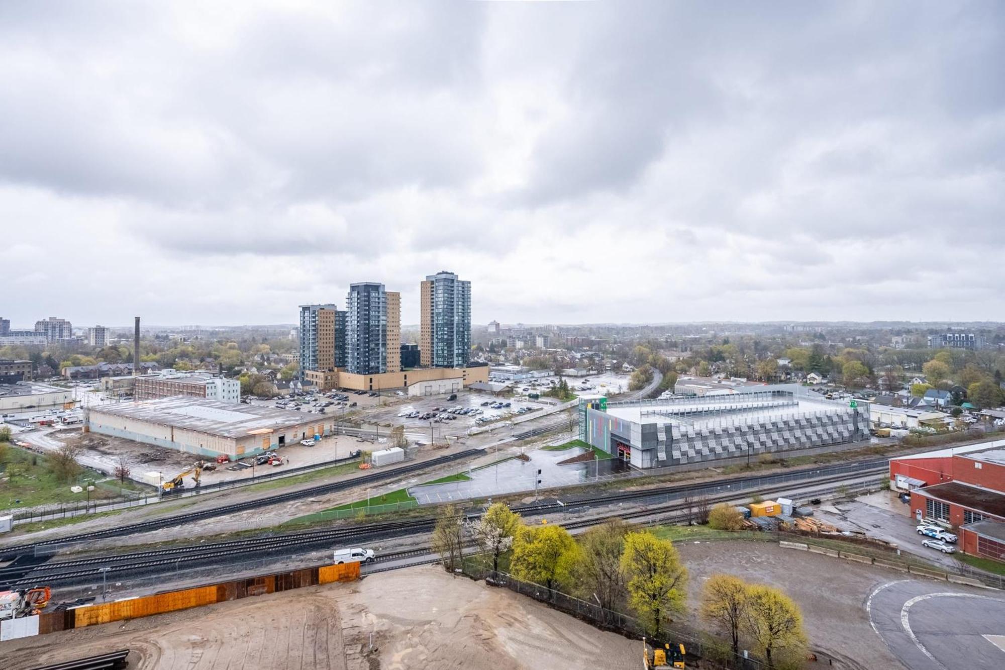 1Br Modern Condo - King Bed And Stunning City View Kitchener Exterior foto